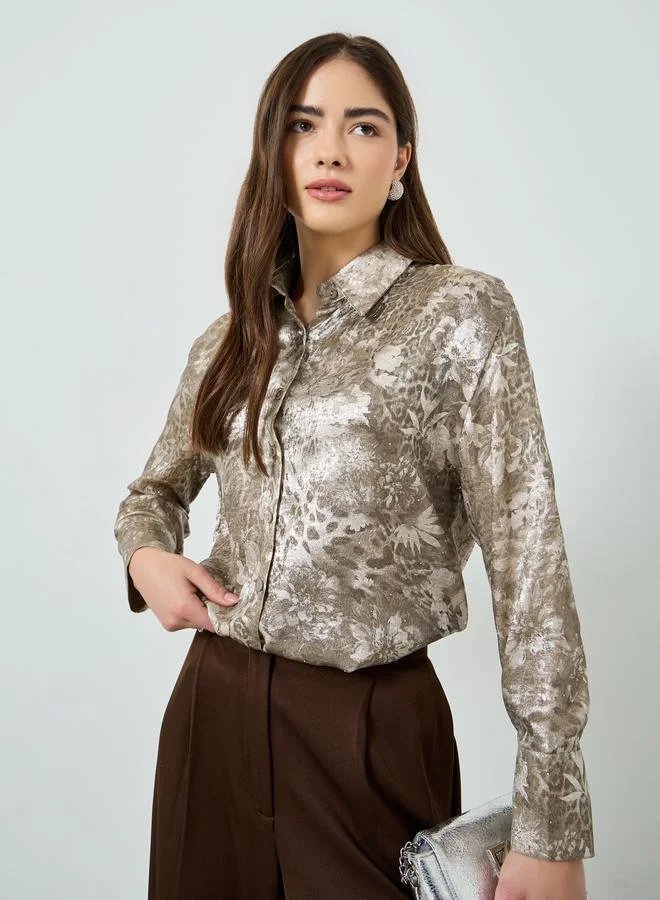 قميص رمادي بأكمام طويلة وطبعة كاملة