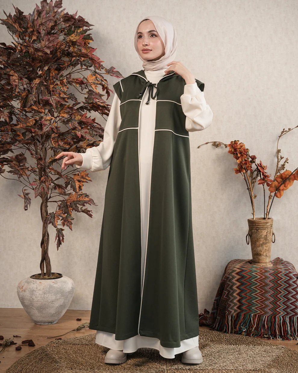 فستان أنيق محتشم بتصميم عصري ولمسة راقية