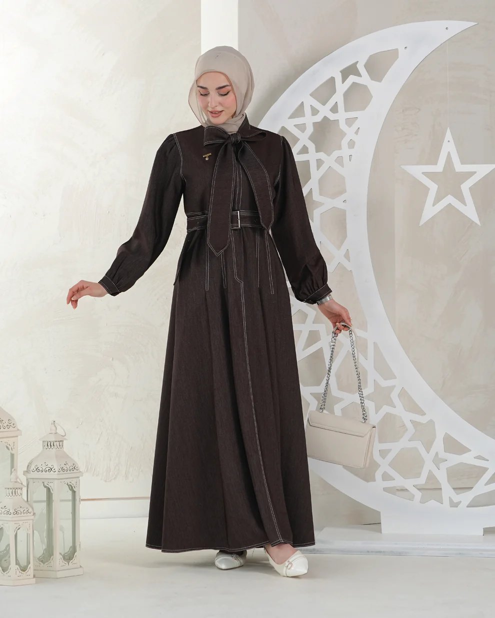 فستان أنيق بقَصّة عملية ومظهر راقٍ