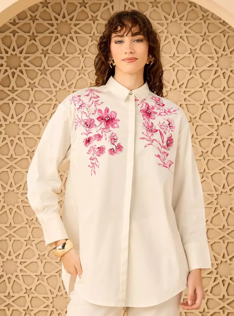 Long shirt decorated with floral prints and hidden buttons